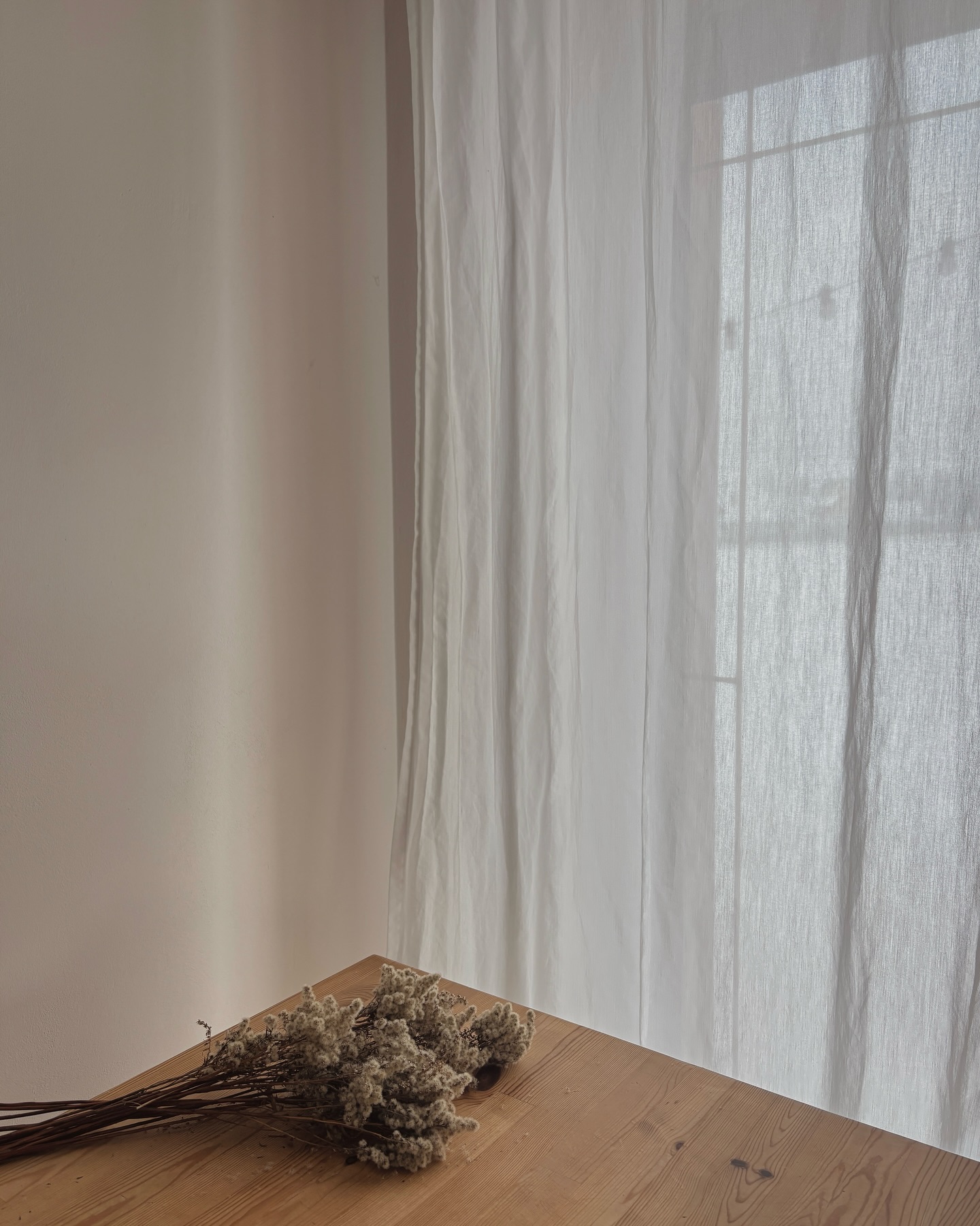 Większość z nas nie potrzebuje kolejnych pomysłów.

Potrzebuje decyzji:
– co zostaje
– co wychodzi
– czego już nie robić

Dom robi się lżejszy, kiedy przestajemy wszystko rozważać i zaczynamy wybierać.