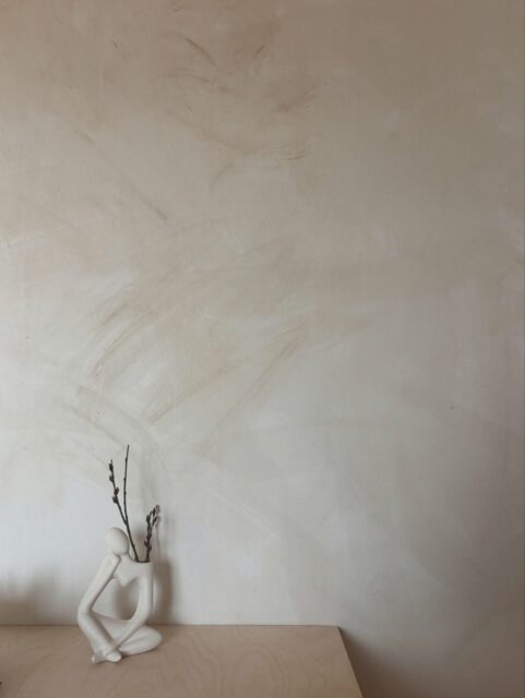 Pomalowałam ścianę w biurze kawą. 

Mogłam nie robić, bo ktoś na pewno powie: biedne, tymczasowe, niepoważne.

Ale to jest dokładnie to, czym się zajmuję. Nieoczywiste materiały, nieschematyczne rozwiązania i ogromna przyjemność tworzenia.

Twój dom ma być jak Ty, kiedy myślisz że nikt cię nie ocenia.