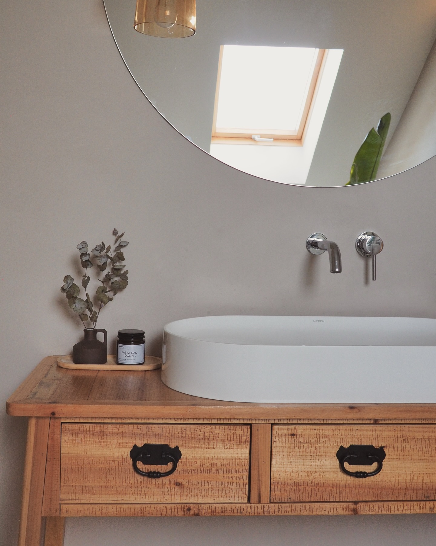 Zmiana w domu nie musi zaczynać się od wszystkiego naraz. 

Jedna strefa wystarczy, żeby poczuć różnicę.

Kiedy jedna przestrzeń zaczyna działać, reszta stopniowo się do niej dostraja.