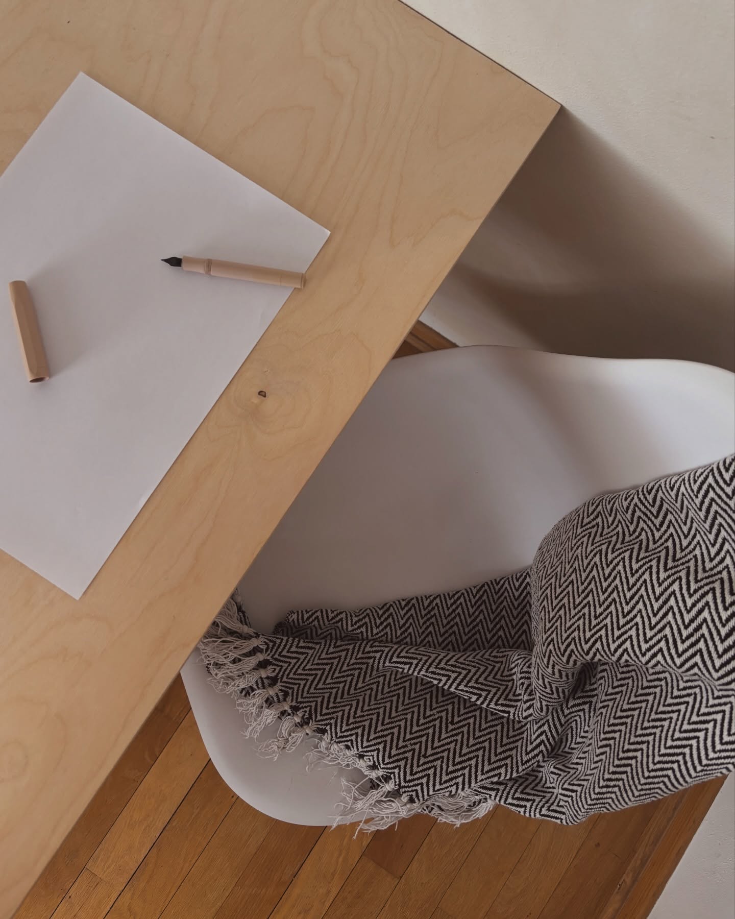 Zanim powstanie jakakolwiek przestrzeń, zawsze zaczynam od jednego pytania:

Co to miejsce ma zrobić dla człowieka, który tu mieszka?

Nie od kolorów.
Nie od stylu.
Nie od trendów.

Od intencji.
Od światła.
Od tego, co ma się w tym domu wydarzyć.

To jedno pytanie porządkuje wszystko inne.