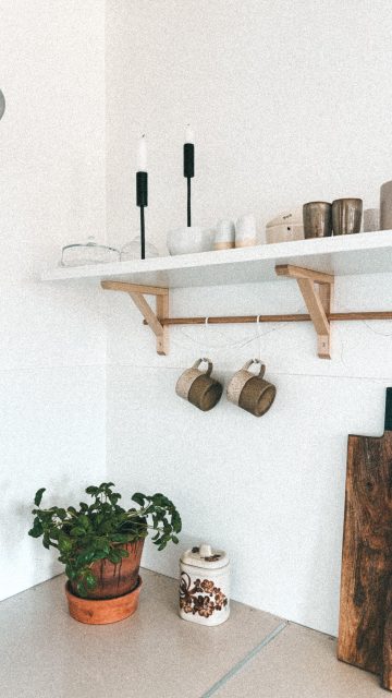 Jedna z najbardziej dyskusyjnych rzeczy po metamorfozie naszej kuchni, czyli malowanie płytek, i to na dodatek tanią farbą. Podobno po pół roku zaczyna schodzić płatami i szkoda pieniędzy. Jak jest u nas?

U nas płytki są w prawie identycznym stanie jak po malowaniu👌🏻 Największy minus to miejsce, w którym opieramy deski do krojenia. I nie chodzi o to, że farba się ściera, tylko się brudzi od czarnej końcówki deski. Da się to umyć, więc nie jest to wielki problem.

Na trwałość malowania ma pewnie wpływ sporo czynników takich jak: podłoże, sposób jego przygotowania, farba, ale też to czym jest czyszczone. U nas farba z Castoramy zdaje egzamin i nie żałuję, że jej użyłam. 

#remont #malowaniepłytek #metamorfozakuchni #kuchnia #malowanieplytek