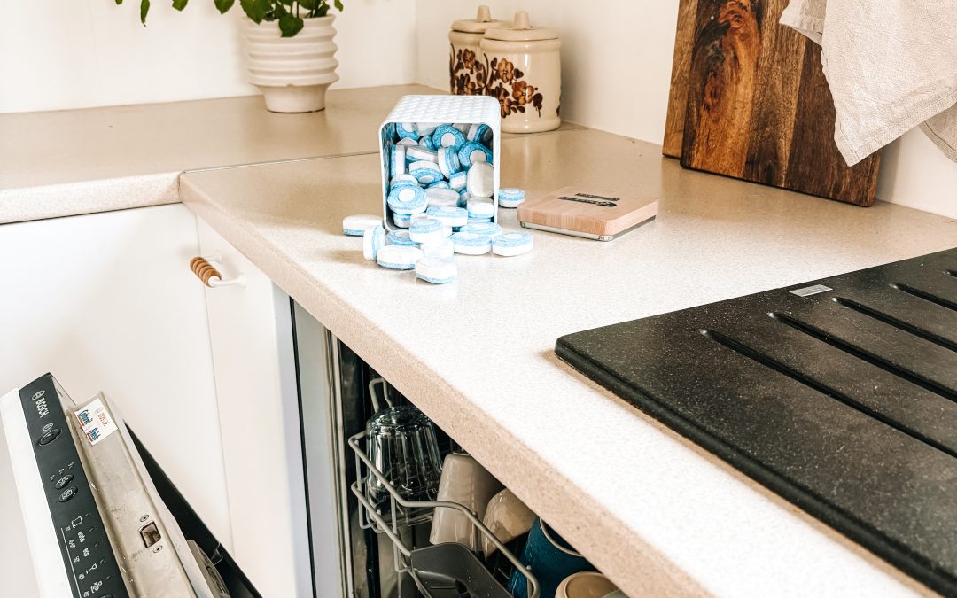 Kapsułki do zmywarki, czy tabletki? Sprawdź, po które lepiej sięgnąć