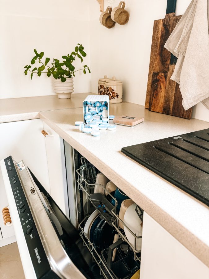 Kapsułki do zmywarki, czy tabletki? Sprawdź, po które lepiej sięgnąć